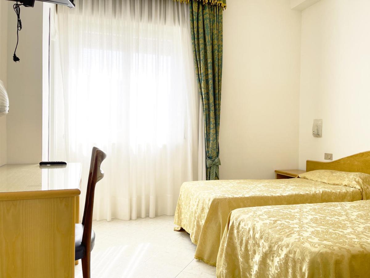 Hotel Reginella SantʼAgata sui Due Golfi Extérieur photo