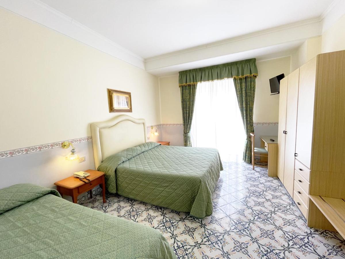 Hotel Reginella SantʼAgata sui Due Golfi Extérieur photo