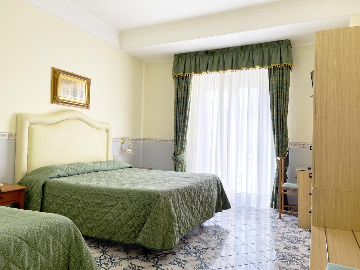 Hotel Reginella SantʼAgata sui Due Golfi Extérieur photo