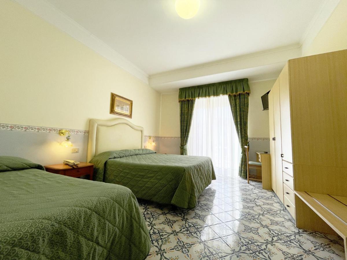 Hotel Reginella SantʼAgata sui Due Golfi Extérieur photo