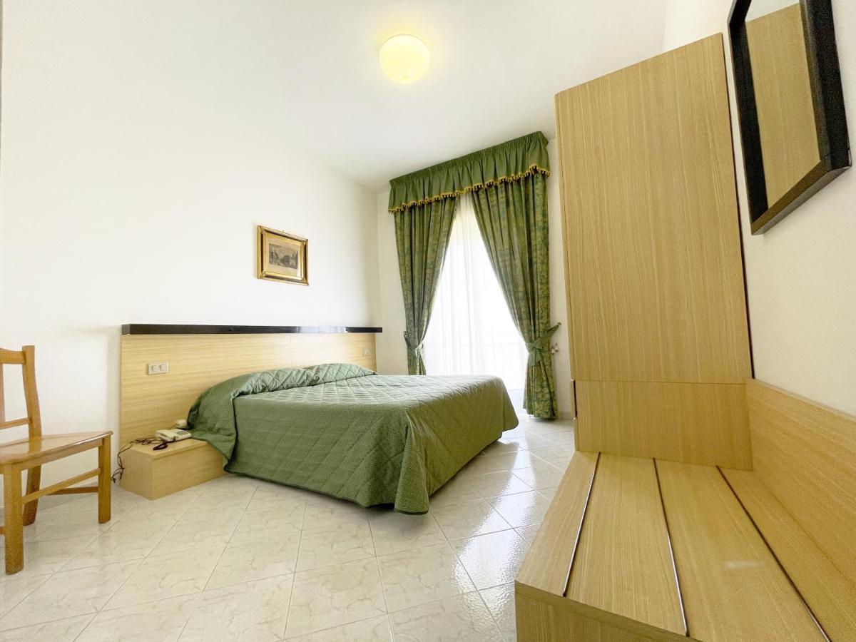 Hotel Reginella SantʼAgata sui Due Golfi Extérieur photo