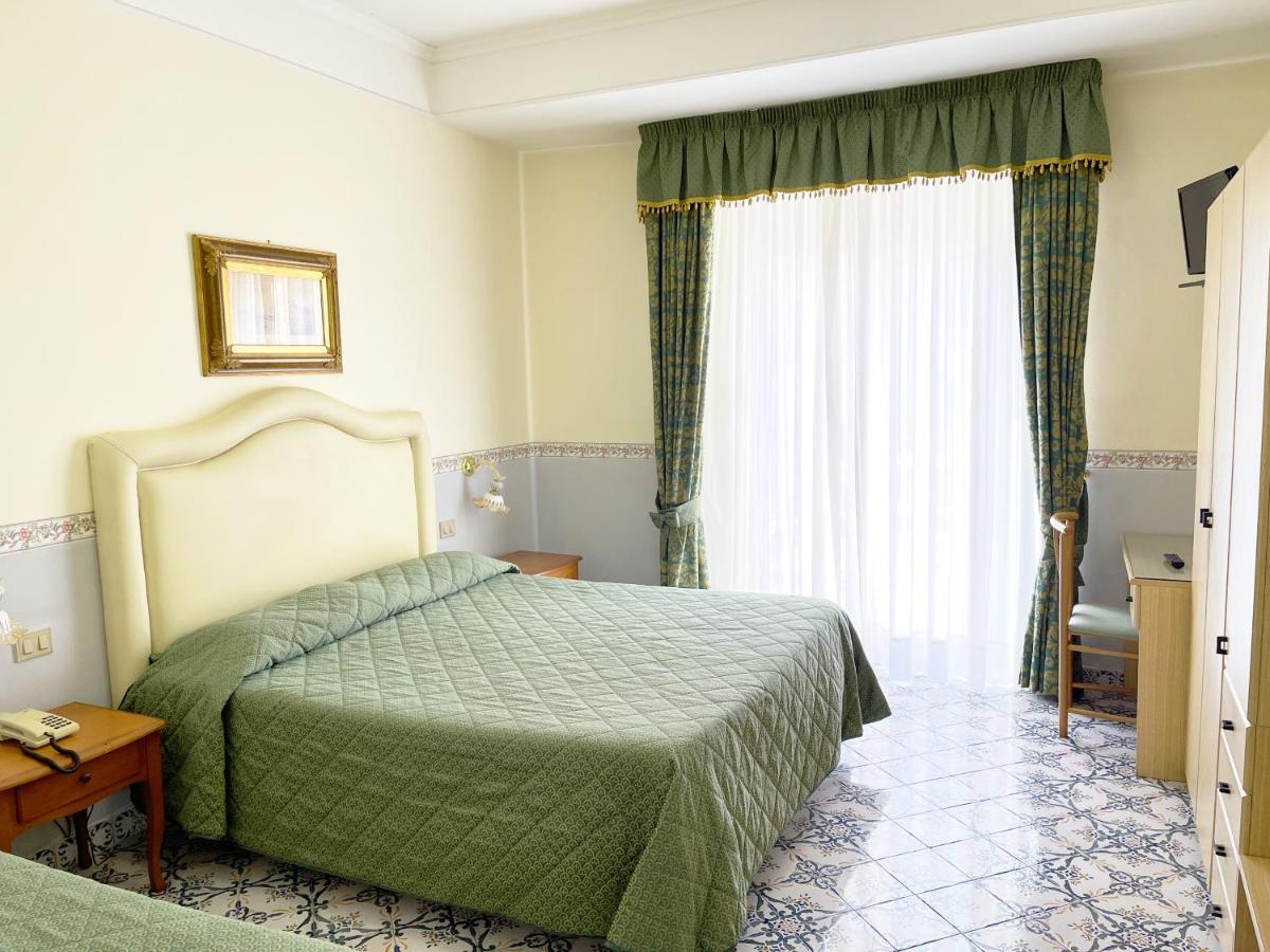 Hotel Reginella SantʼAgata sui Due Golfi Extérieur photo