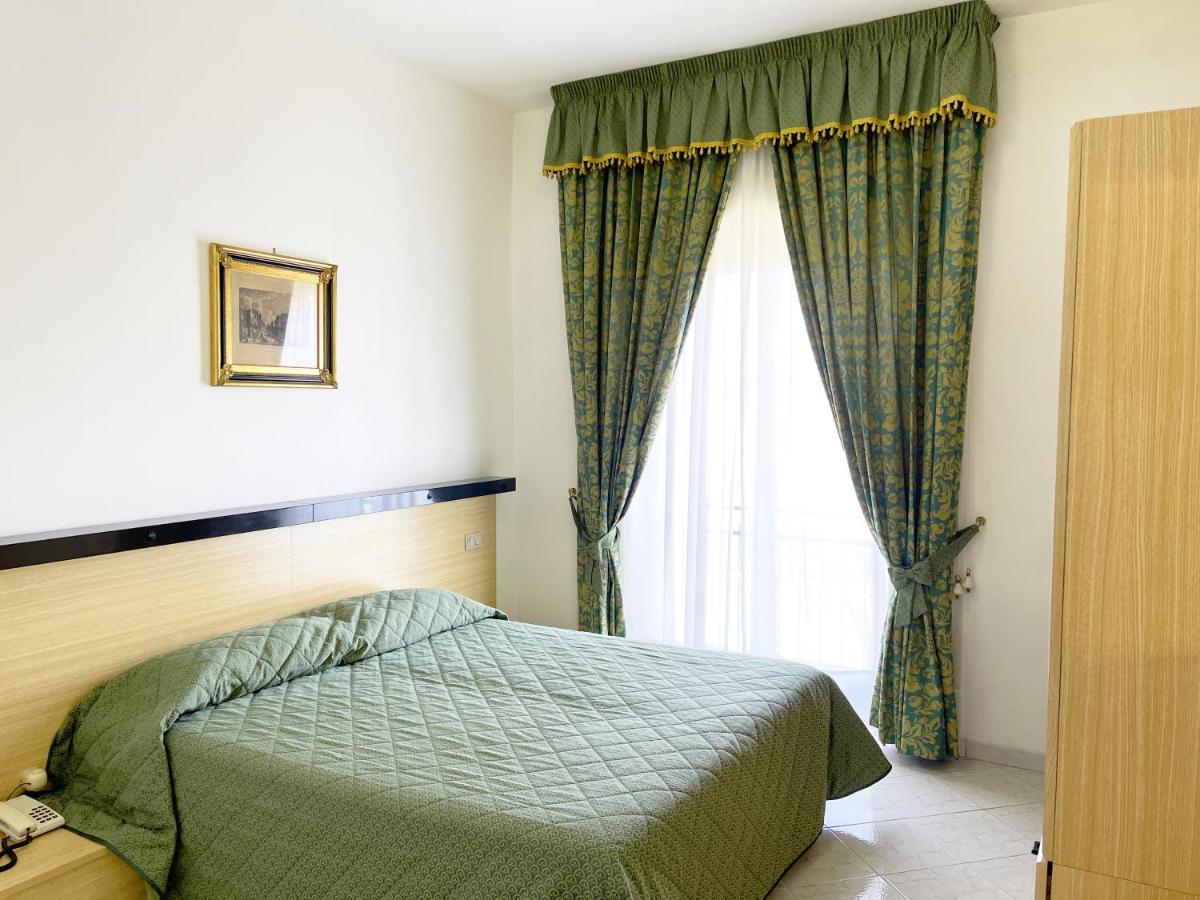 Hotel Reginella SantʼAgata sui Due Golfi Extérieur photo