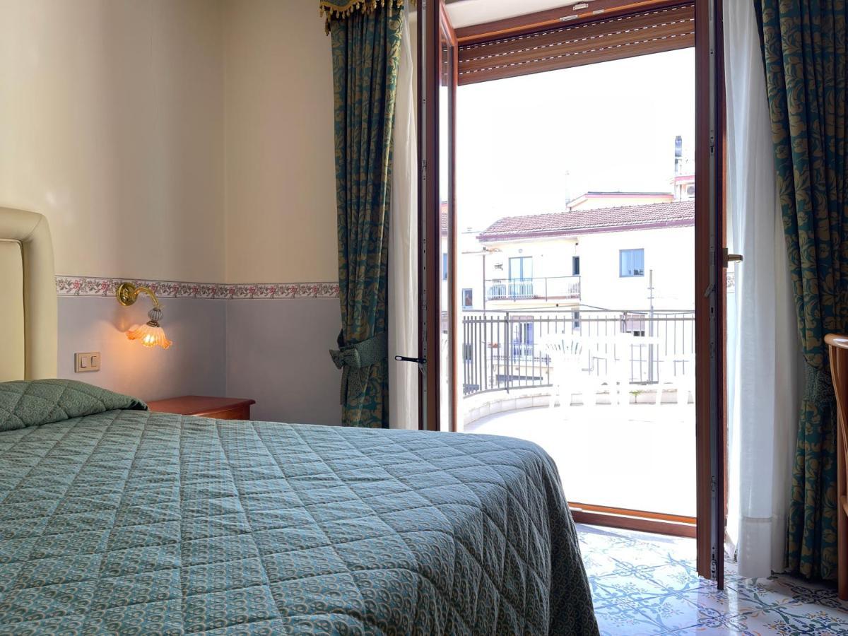 Hotel Reginella SantʼAgata sui Due Golfi Extérieur photo
