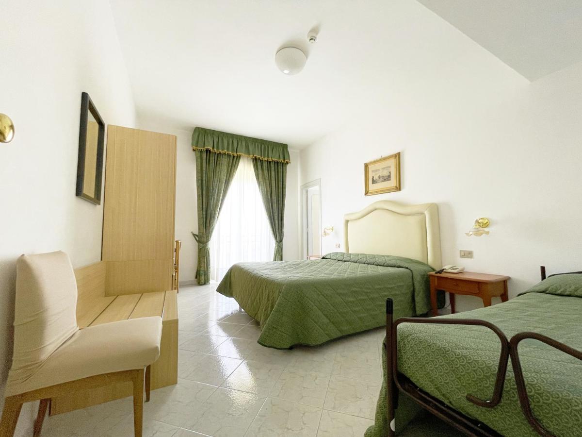 Hotel Reginella SantʼAgata sui Due Golfi Extérieur photo