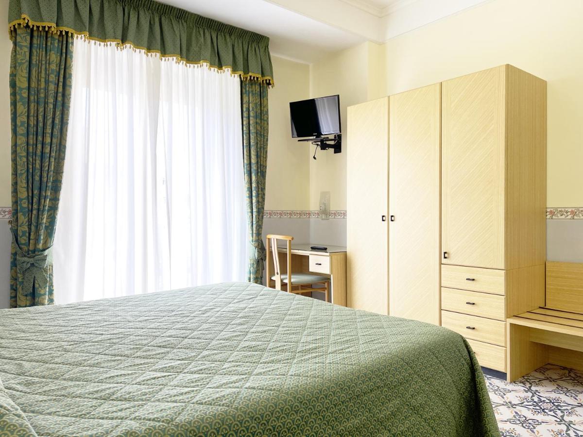 Hotel Reginella SantʼAgata sui Due Golfi Extérieur photo