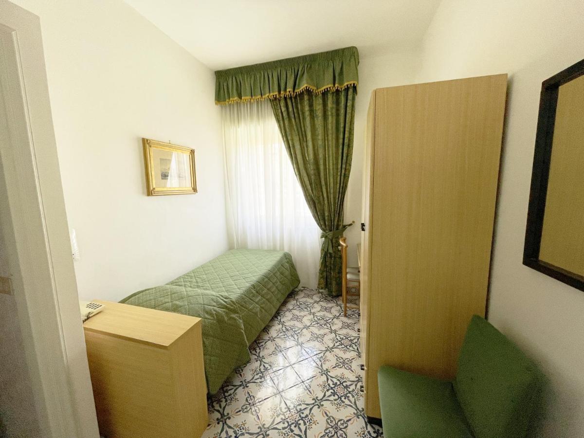 Hotel Reginella SantʼAgata sui Due Golfi Extérieur photo