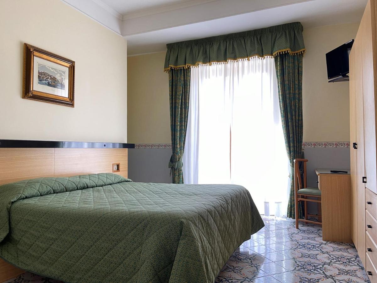 Hotel Reginella SantʼAgata sui Due Golfi Extérieur photo