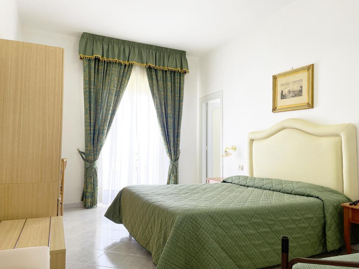 Hotel Reginella SantʼAgata sui Due Golfi Extérieur photo