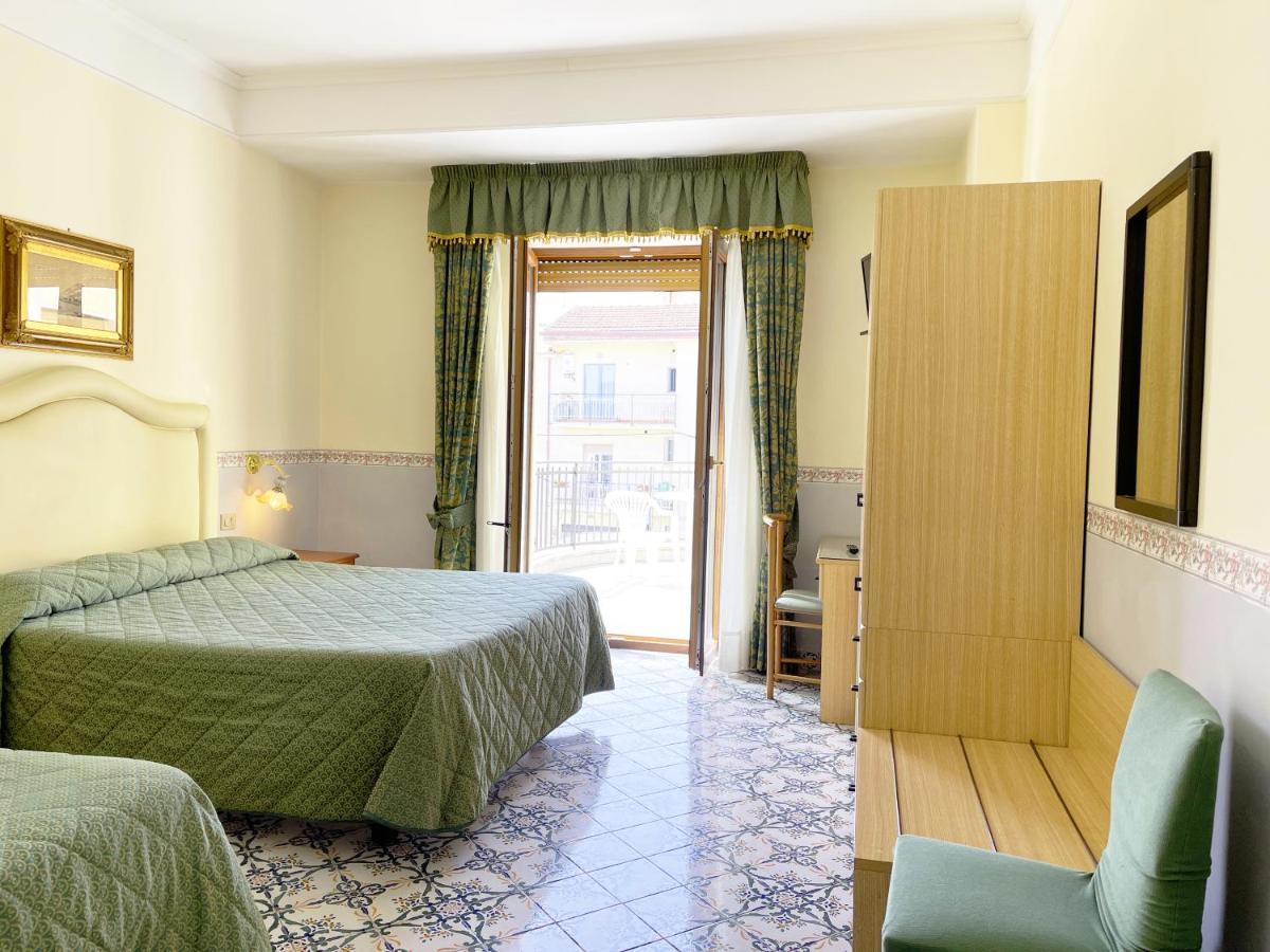 Hotel Reginella SantʼAgata sui Due Golfi Extérieur photo