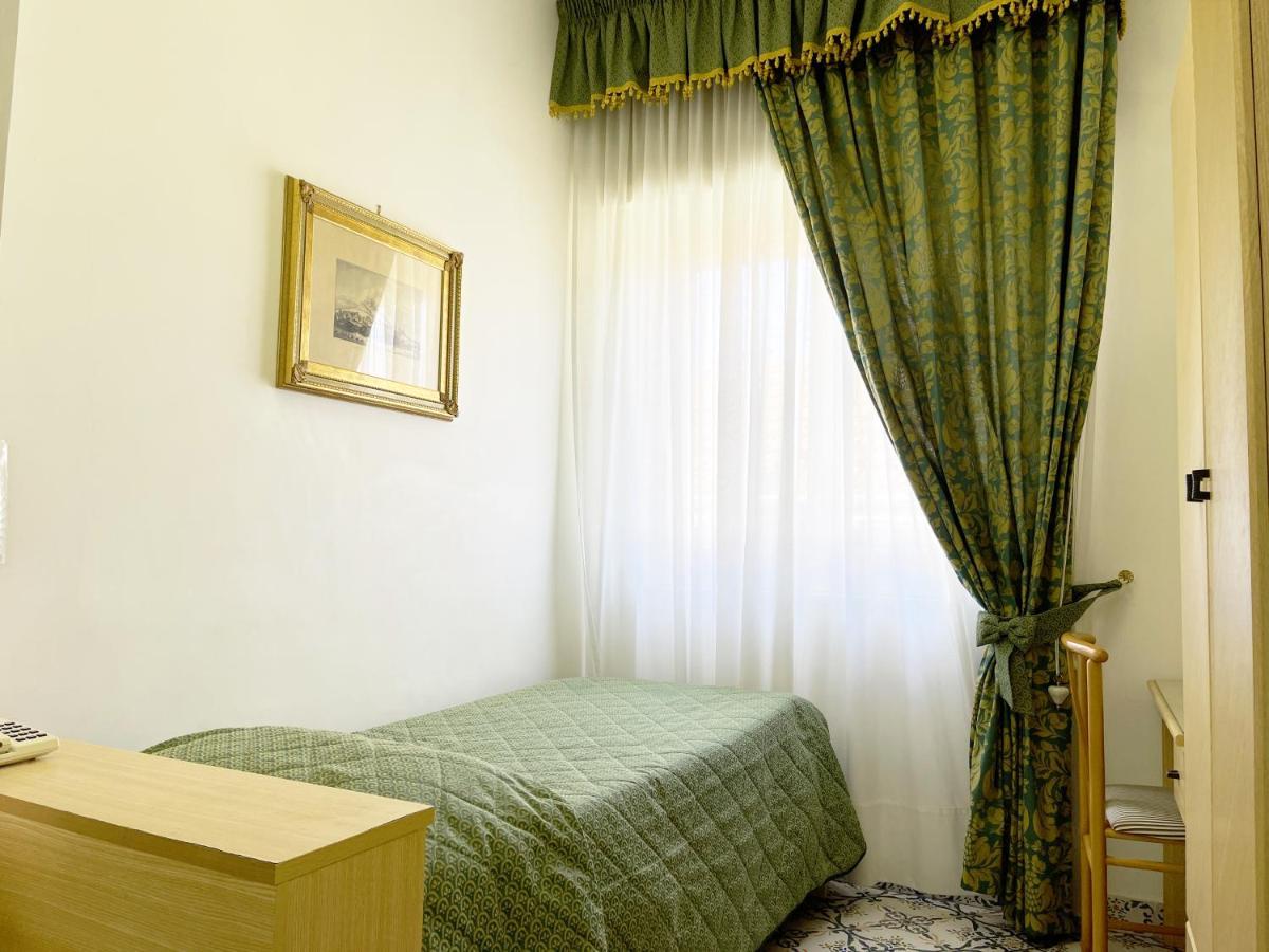 Hotel Reginella SantʼAgata sui Due Golfi Extérieur photo