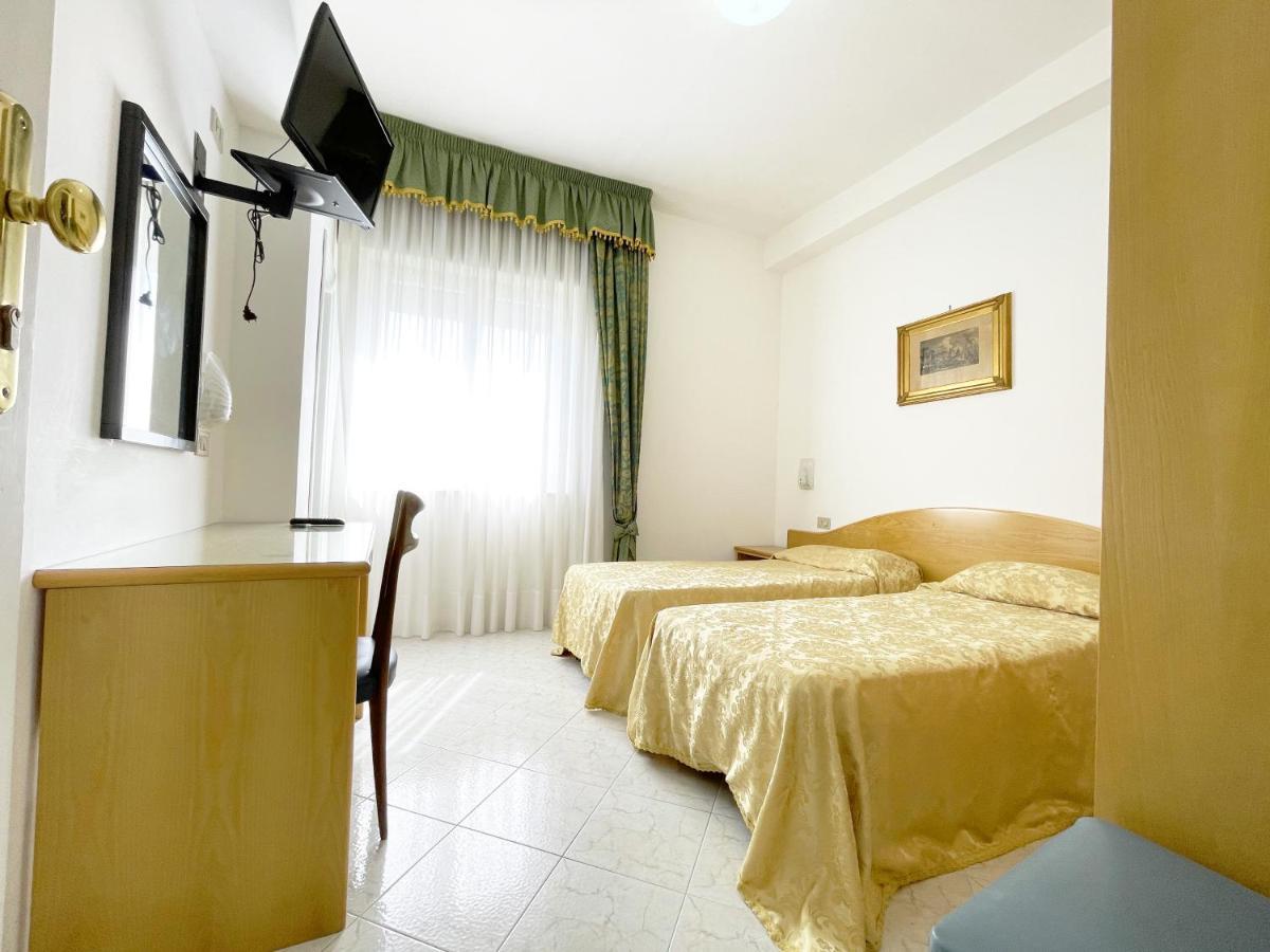 Hotel Reginella SantʼAgata sui Due Golfi Extérieur photo
